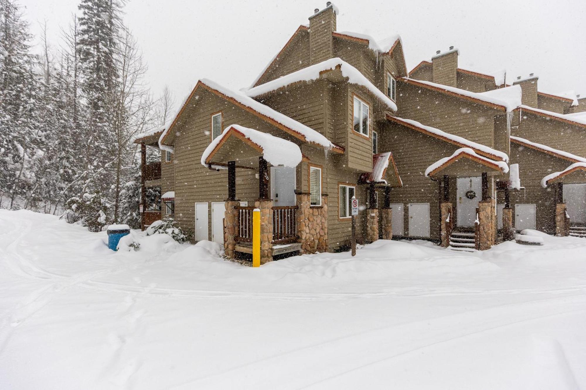 Stone Creek Chalets By Fernie Central Reservations エクステリア 写真